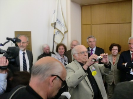 Beate und Serge Klarsfeld und andere und Medien unmittelbar nach der Enthuellung der Gedenktafel zum Lischka-Prozess im Gericht in Kln am Appellhofplatz im Eingang zum Saal 101, in welchem der Prozess stattgefunden hat. Foto von Klausens, 28.5.2010. Copyright