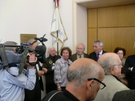 Beate und Serge Klarsfeld und andere und Medien unmittelbar nach der Enthuellung der Gedenktafel zum Lischka-Prozess im Gericht in Kln am Appellhofplatz im Eingang zum Saal 101, in welchem der Prozess stattgefunden hat. Foto von Klausens, 28.5.2010. Copyright