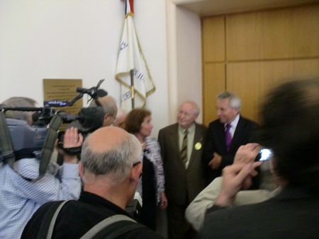 Beate und Serge Klarsfeld und andere und Medien unmittelbar nach der Enthuellung der Gedenktafel zum Lischka-Prozess im Gericht in Kln am Appellhofplatz im Eingang zum Saal 101, in welchem der Prozess stattgefunden hat. Foto von Klausens, 28.5.2010. Copyright