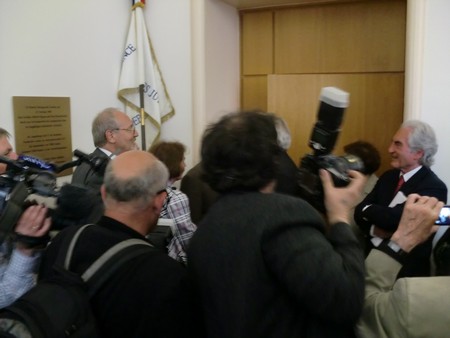 Beate und Serge Klarsfeld und andere und Medien unmittelbar nach der Enthuellung der Gedenktafel zum Lischka-Prozess im Gericht in Kln am Appellhofplatz im Eingang zum Saal 101, in welchem der Prozess stattgefunden hat. Foto von Klausens, 28.5.2010. Copyright