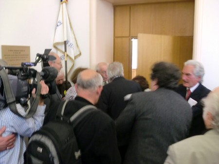 Beate und Serge Klarsfeld und andere und Medien unmittelbar nach der Enthuellung der Gedenktafel zum Lischka-Prozess im Gericht in Kln am Appellhofplatz im Eingang zum Saal 101, in welchem der Prozess stattgefunden hat. Foto von Klausens, 28.5.2010. Copyright