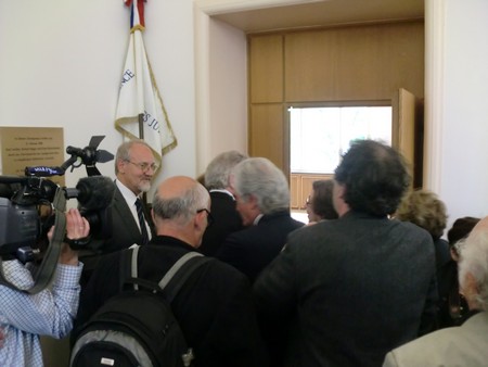 Beate und Serge Klarsfeld und andere und Medien unmittelbar nach der Enthuellung der Gedenktafel zum Lischka-Prozess im Gericht in Kln am Appellhofplatz im Eingang zum Saal 101, in welchem der Prozess stattgefunden hat. Foto von Klausens, 28.5.2010. Copyright