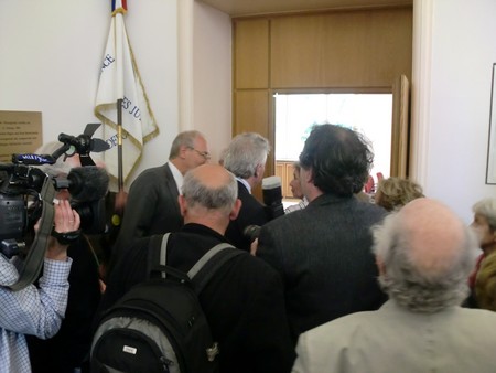 Beate und Serge Klarsfeld und andere und Medien unmittelbar nach der Enthuellung der Gedenktafel zum Lischka-Prozess im Gericht in Kln am Appellhofplatz im Eingang zum Saal 101, in welchem der Prozess stattgefunden hat. Foto von Klausens, 28.5.2010. Copyright