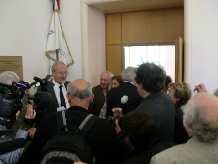 Beate und Serge Klarsfeld und andere und Medien unmittelbar nach der Enthuellung der Gedenktafel zum Lischka-Prozess im Gericht in Kln am Appellhofplatz im Eingang zum Saal 101, in welchem der Prozess stattgefunden hat. Foto von Klausens, 28.5.2010. Copyright