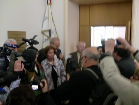 Beate und Serge Klarsfeld und andere und Medien unmittelbar nach der Enthuellung der Gedenktafel zum Lischka-Prozess im Gericht in Kln am Appellhofplatz im Eingang zum Saal 101, in welchem der Prozess stattgefunden hat. Foto von Klausens, 28.5.2010. Copyright