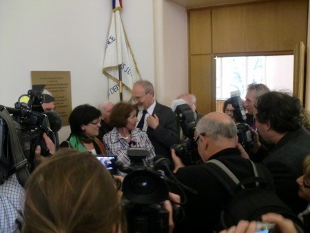 Beate und Serge Klarsfeld und andere und Medien unmittelbar nach der Enthuellung der Gedenktafel zum Lischka-Prozess im Gericht in Kln am Appellhofplatz im Eingang zum Saal 101, in welchem der Prozess stattgefunden hat. Foto von Klausens, 28.5.2010. Copyright