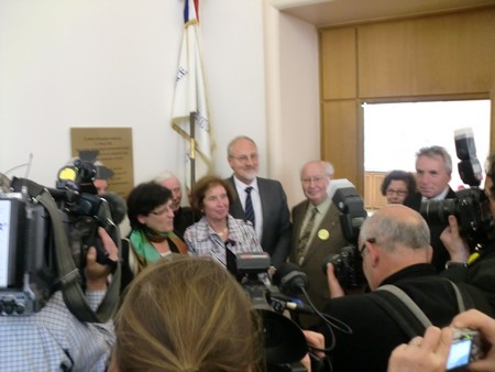 Beate und Serge Klarsfeld und andere und Medien unmittelbar nach der Enthuellung der Gedenktafel zum Lischka-Prozess im Gericht in Kln am Appellhofplatz im Eingang zum Saal 101, in welchem der Prozess stattgefunden hat. Foto von Klausens, 28.5.2010. Copyright