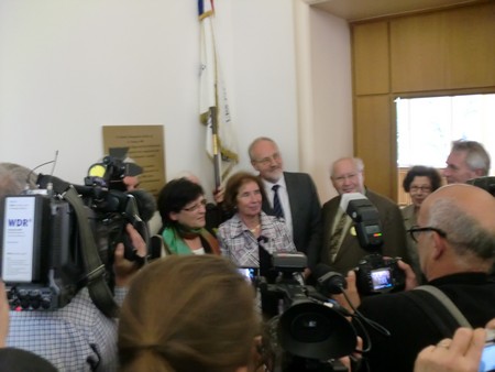 Beate und Serge Klarsfeld und andere und Medien unmittelbar nach der Enthuellung der Gedenktafel zum Lischka-Prozess im Gericht in Kln am Appellhofplatz im Eingang zum Saal 101, in welchem der Prozess stattgefunden hat. Foto von Klausens, 28.5.2010. Copyright