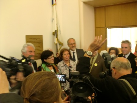 Beate und Serge Klarsfeld und andere und Medien unmittelbar nach der Enthuellung der Gedenktafel zum Lischka-Prozess im Gericht in Kln am Appellhofplatz im Eingang zum Saal 101, in welchem der Prozess stattgefunden hat. Foto von Klausens, 28.5.2010. Copyright