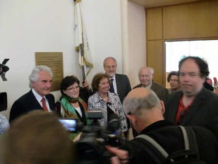 Beate und Serge Klarsfeld und andere und Medien unmittelbar nach der Enthuellung der Gedenktafel zum Lischka-Prozess im Gericht in Kln am Appellhofplatz im Eingang zum Saal 101, in welchem der Prozess stattgefunden hat. Foto von Klausens, 28.5.2010. Copyright