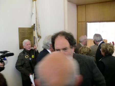 Beate und Serge Klarsfeld und andere und Medien unmittelbar nach der Enthuellung der Gedenktafel zum Lischka-Prozess im Gericht in Kln am Appellhofplatz im Eingang zum Saal 101, in welchem der Prozess stattgefunden hat. Foto von Klausens, 28.5.2010. Copyright