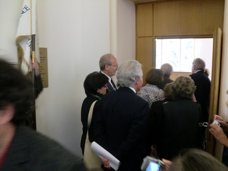 Beate und Serge Klarsfeld und andere und Medien unmittelbar nach der Enthuellung der Gedenktafel zum Lischka-Prozess im Gericht in Kln am Appellhofplatz im Eingang zum Saal 101, in welchem der Prozess stattgefunden hat. Foto von Klausens, 28.5.2010. Copyright