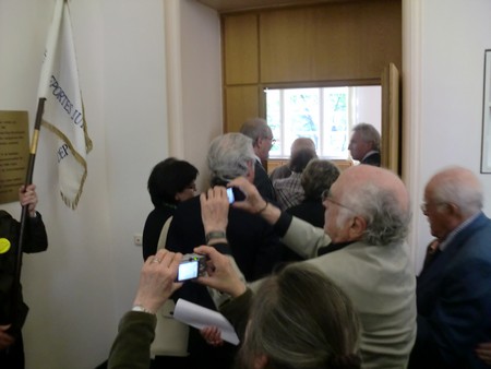 Beate und Serge Klarsfeld und andere und Medien unmittelbar nach der Enthuellung der Gedenktafel zum Lischka-Prozess im Gericht in Kln am Appellhofplatz im Eingang zum Saal 101, in welchem der Prozess stattgefunden hat. Foto von Klausens, 28.5.2010. Copyright