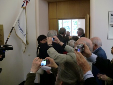 Beate und Serge Klarsfeld und andere und Medien unmittelbar nach der Enthuellung der Gedenktafel zum Lischka-Prozess im Gericht in Kln am Appellhofplatz im Eingang zum Saal 101, in welchem der Prozess stattgefunden hat. Foto von Klausens, 28.5.2010. Copyright