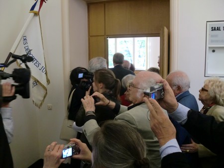 Beate und Serge Klarsfeld und andere und Medien unmittelbar nach der Enthuellung der Gedenktafel zum Lischka-Prozess im Gericht in Kln am Appellhofplatz im Eingang zum Saal 101, in welchem der Prozess stattgefunden hat. Foto von Klausens, 28.5.2010. Copyright