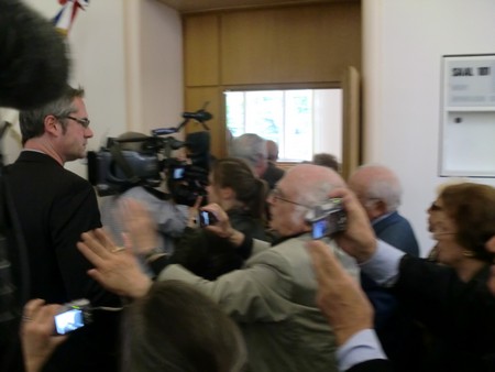 Beate und Serge Klarsfeld und andere und Medien unmittelbar nach der Enthuellung der Gedenktafel zum Lischka-Prozess im Gericht in Kln am Appellhofplatz im Eingang zum Saal 101, in welchem der Prozess stattgefunden hat. Foto von Klausens, 28.5.2010. Copyright