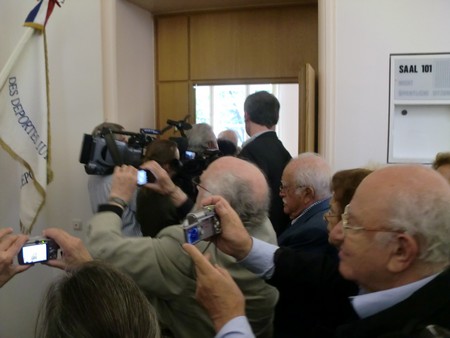 Beate und Serge Klarsfeld und andere und Medien unmittelbar nach der Enthuellung der Gedenktafel zum Lischka-Prozess im Gericht in Kln am Appellhofplatz im Eingang zum Saal 101, in welchem der Prozess stattgefunden hat. Foto von Klausens, 28.5.2010. Copyright