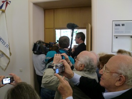 Beate und Serge Klarsfeld und andere und Medien unmittelbar nach der Enthuellung der Gedenktafel zum Lischka-Prozess im Gericht in Kln am Appellhofplatz im Eingang zum Saal 101, in welchem der Prozess stattgefunden hat. Foto von Klausens, 28.5.2010. Copyright