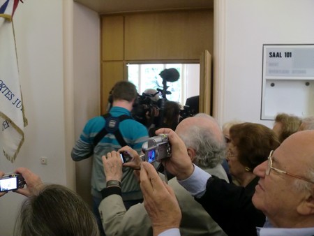 Beate und Serge Klarsfeld und andere und Medien unmittelbar nach der Enthuellung der Gedenktafel zum Lischka-Prozess im Gericht in Kln am Appellhofplatz im Eingang zum Saal 101, in welchem der Prozess stattgefunden hat. Foto von Klausens, 28.5.2010. Copyright