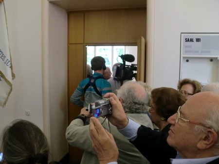 Beate und Serge Klarsfeld und andere und Medien unmittelbar nach der Enthuellung der Gedenktafel zum Lischka-Prozess im Gericht in Kln am Appellhofplatz im Eingang zum Saal 101, in welchem der Prozess stattgefunden hat. Foto von Klausens, 28.5.2010. Copyright