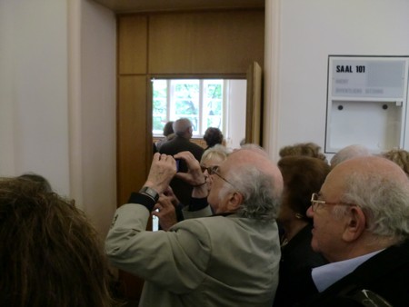 Beate und Serge Klarsfeld und andere und Medien unmittelbar nach der Enthuellung der Gedenktafel zum Lischka-Prozess im Gericht in Kln am Appellhofplatz im Eingang zum Saal 101, in welchem der Prozess stattgefunden hat. Foto von Klausens, 28.5.2010. Copyright