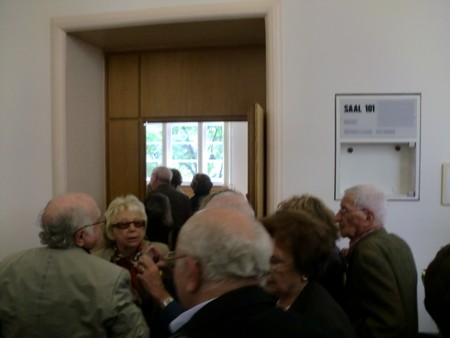 Beate und Serge Klarsfeld und andere und Medien unmittelbar nach der Enthuellung der Gedenktafel zum Lischka-Prozess im Gericht in Kln am Appellhofplatz im Eingang zum Saal 101, in welchem der Prozess stattgefunden hat. Foto von Klausens, 28.5.2010. Copyright