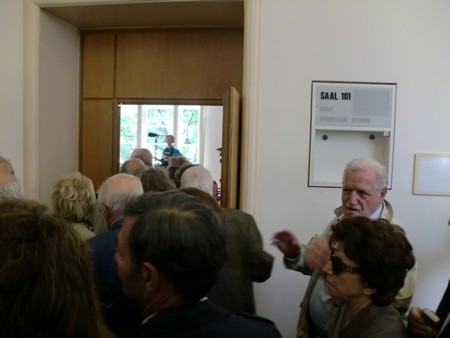 Beate und Serge Klarsfeld und andere und Medien unmittelbar nach der Enthuellung der Gedenktafel zum Lischka-Prozess im Gericht in Kln am Appellhofplatz im Eingang zum Saal 101, in welchem der Prozess stattgefunden hat. Foto von Klausens, 28.5.2010. Copyright