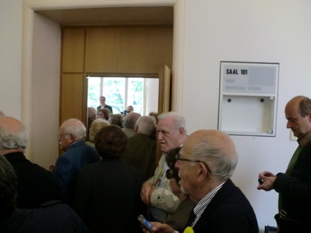 Beate und Serge Klarsfeld und andere und Medien unmittelbar nach der Enthuellung der Gedenktafel zum Lischka-Prozess im Gericht in Kln am Appellhofplatz im Eingang zum Saal 101, in welchem der Prozess stattgefunden hat. Foto von Klausens, 28.5.2010. Copyright