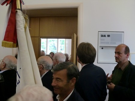 Beate und Serge Klarsfeld und andere und Medien unmittelbar nach der Enthuellung der Gedenktafel zum Lischka-Prozess im Gericht in Kln am Appellhofplatz im Eingang zum Saal 101, in welchem der Prozess stattgefunden hat. Foto von Klausens, 28.5.2010. Copyright