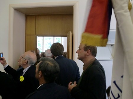 Beate und Serge Klarsfeld und andere und Medien unmittelbar nach der Enthuellung der Gedenktafel zum Lischka-Prozess im Gericht in Kln am Appellhofplatz im Eingang zum Saal 101, in welchem der Prozess stattgefunden hat. Foto von Klausens, 28.5.2010. Copyright