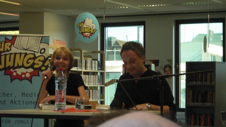 Klausens Foto SERIELLO Feridun Zaimoglu (und Maren Jungclaus) Lesung 15.7.2010 Rheydt, Mnchengladbach-Rheydt, Stadtbibliothek, Literarischer Sommer,