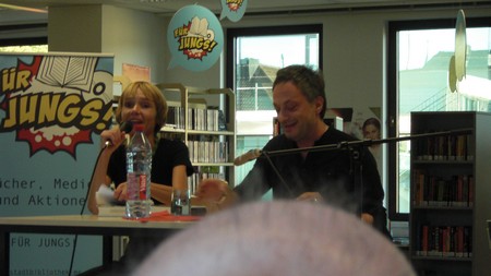 Klausens Foto SERIELLO Feridun Zaimoglu (und Maren Jungclaus) Lesung 15.7.2010 Rheydt, Mnchengladbach-Rheydt, Stadtbibliothek, Literarischer Sommer,