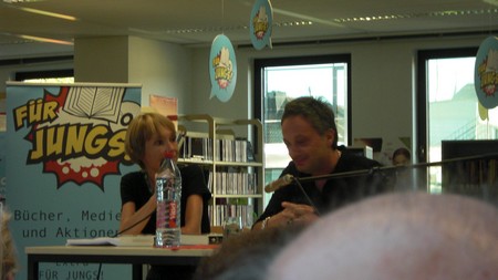 Klausens Foto SERIELLO Feridun Zaimoglu (und Maren Jungclaus) Lesung 15.7.2010 Rheydt, Mnchengladbach-Rheydt, Stadtbibliothek, Literarischer Sommer,