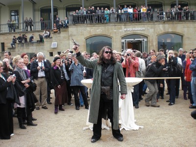 SERIELLO 6 von KLAUSENS = Klau/s/ens zu Jonathan Meese am 30.4.2009 in ROlandseck ARP MUSEUM und drumherum PERFORMANCE zu "Erzstaat Atlantisis"