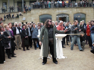 SERIELLO 6 von KLAUSENS = Klau/s/ens zu Jonathan Meese am 30.4.2009 in ROlandseck ARP MUSEUM und drumherum PERFORMANCE zu "Erzstaat Atlantisis"