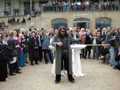 SERIELLO 6 von KLAUSENS = Klau/s/ens zu Jonathan Meese am 30.4.2009 in ROlandseck ARP MUSEUM und drumherum PERFORMANCE zu "Erzstaat Atlantisis"