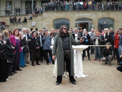 SERIELLO 6 von KLAUSENS = Klau/s/ens zu Jonathan Meese am 30.4.2009 in ROlandseck ARP MUSEUM und drumherum PERFORMANCE zu "Erzstaat Atlantisis"