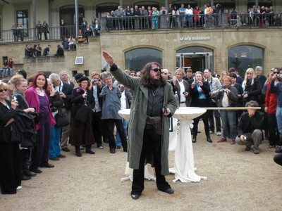 SERIELLO 6 von KLAUSENS = Klau/s/ens zu Jonathan Meese am 30.4.2009 in ROlandseck ARP MUSEUM und drumherum PERFORMANCE zu "Erzstaat Atlantisis"