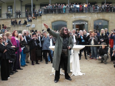 SERIELLO 6 von KLAUSENS = Klau/s/ens zu Jonathan Meese am 30.4.2009 in ROlandseck ARP MUSEUM und drumherum PERFORMANCE zu "Erzstaat Atlantisis"