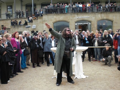 SERIELLO 6 von KLAUSENS = Klau/s/ens zu Jonathan Meese am 30.4.2009 in ROlandseck ARP MUSEUM und drumherum PERFORMANCE zu "Erzstaat Atlantisis"