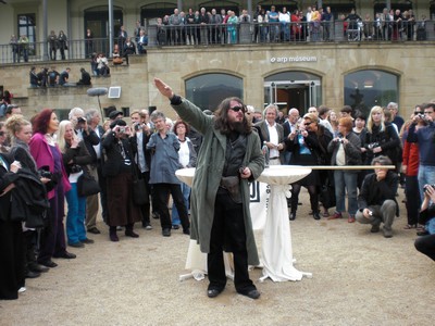 SERIELLO 6 von KLAUSENS = Klau/s/ens zu Jonathan Meese am 30.4.2009 in ROlandseck ARP MUSEUM und drumherum PERFORMANCE zu "Erzstaat Atlantisis"