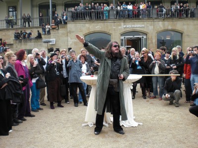SERIELLO 6 von KLAUSENS = Klau/s/ens zu Jonathan Meese am 30.4.2009 in ROlandseck ARP MUSEUM und drumherum PERFORMANCE zu "Erzstaat Atlantisis"