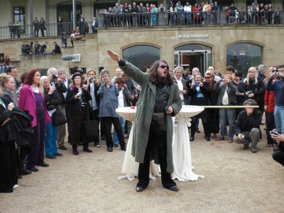 SERIELLO 6 von KLAUSENS = Klau/s/ens zu Jonathan Meese am 30.4.2009 in ROlandseck ARP MUSEUM und drumherum PERFORMANCE zu "Erzstaat Atlantisis"