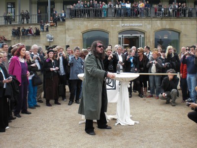 SERIELLO 6 von KLAUSENS = Klau/s/ens zu Jonathan Meese am 30.4.2009 in ROlandseck ARP MUSEUM und drumherum PERFORMANCE zu "Erzstaat Atlantisis"