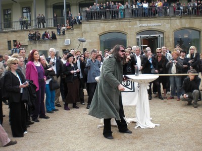 SERIELLO 6 von KLAUSENS = Klau/s/ens zu Jonathan Meese am 30.4.2009 in ROlandseck ARP MUSEUM und drumherum PERFORMANCE zu "Erzstaat Atlantisis"