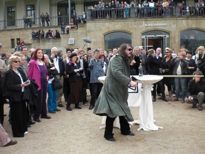 SERIELLO 6 von KLAUSENS = Klau/s/ens zu Jonathan Meese am 30.4.2009 in ROlandseck ARP MUSEUM und drumherum PERFORMANCE zu "Erzstaat Atlantisis"