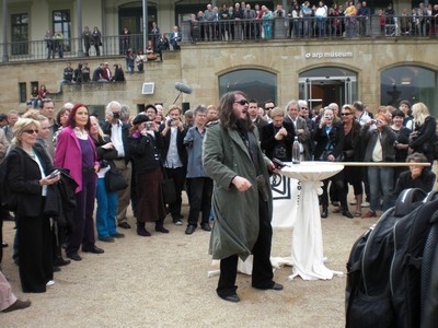 SERIELLO 6 von KLAUSENS = Klau/s/ens zu Jonathan Meese am 30.4.2009 in ROlandseck ARP MUSEUM und drumherum PERFORMANCE zu "Erzstaat Atlantisis"