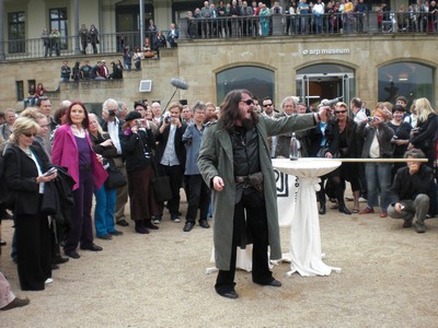 SERIELLO 6 von KLAUSENS = Klau/s/ens zu Jonathan Meese am 30.4.2009 in ROlandseck ARP MUSEUM und drumherum PERFORMANCE zu "Erzstaat Atlantisis"