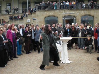 SERIELLO 6 von KLAUSENS = Klau/s/ens zu Jonathan Meese am 30.4.2009 in ROlandseck ARP MUSEUM und drumherum PERFORMANCE zu "Erzstaat Atlantisis"