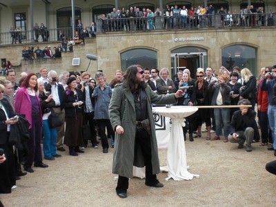 SERIELLO 6 von KLAUSENS = Klau/s/ens zu Jonathan Meese am 30.4.2009 in ROlandseck ARP MUSEUM und drumherum PERFORMANCE zu "Erzstaat Atlantisis"